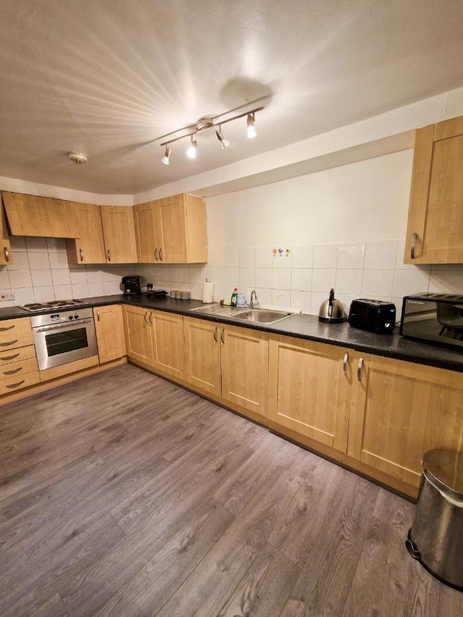 Spacious Apartment For Holiday And Contractor Groups In Salford - Private Parking - By Nmb Serviced Accommodation Manchester Exterior foto